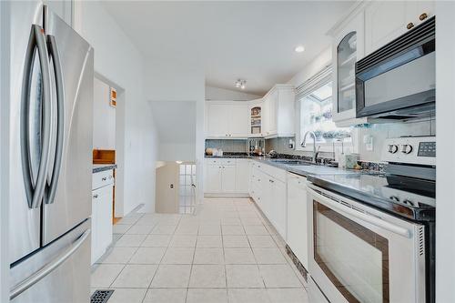 112 Buckingham Drive, Hamilton, ON - Indoor Photo Showing Kitchen