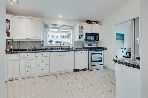 112 Buckingham Drive, Hamilton, ON - Indoor Photo Showing Kitchen