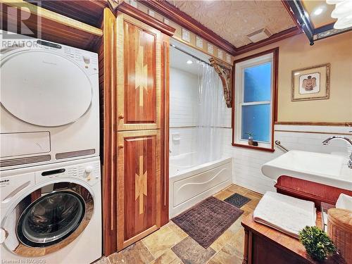 220 Marsh Street, The Blue Mountains, ON - Indoor Photo Showing Kitchen With Double Sink