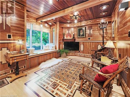 220 Marsh Street, The Blue Mountains, ON - Indoor Photo Showing Living Room