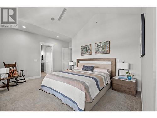 2901 Abbott Street Unit# 401, Kelowna, BC - Indoor Photo Showing Bedroom