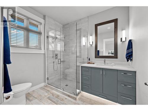 2901 Abbott Street Unit# 401, Kelowna, BC - Indoor Photo Showing Bathroom