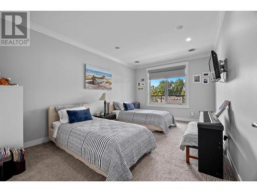 2901 Abbott Street Unit# 401, Kelowna, BC - Indoor Photo Showing Bedroom