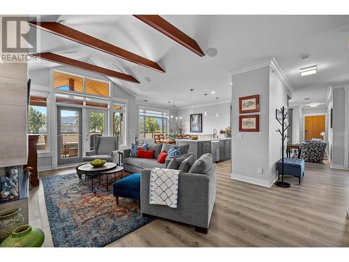 2901 Abbott Street Unit# 401, Kelowna, BC - Indoor Photo Showing Living Room