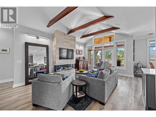 2901 Abbott Street Unit# 401, Kelowna, BC - Indoor Photo Showing Living Room