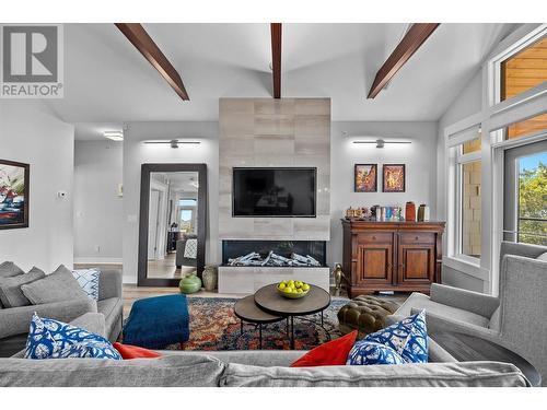 2901 Abbott Street Unit# 401, Kelowna, BC - Indoor Photo Showing Living Room