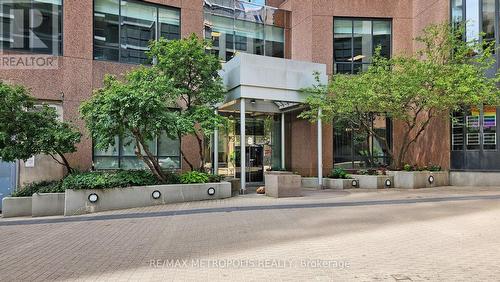 810 - 7 Carlton Street, Toronto, ON - Outdoor