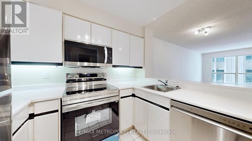 810 - 7 Carlton Street, Toronto, ON - Indoor Photo Showing Kitchen