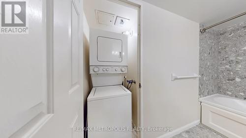 810 - 7 Carlton Street, Toronto, ON - Indoor Photo Showing Laundry Room