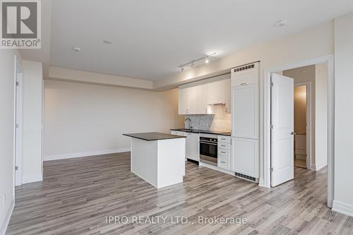 809 - 9075 Jane Street, Vaughan, ON - Indoor Photo Showing Kitchen