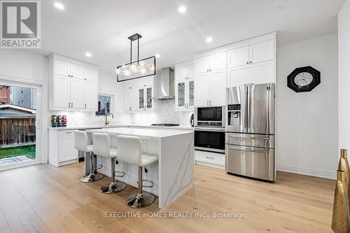 374 Gilpin Drive, Newmarket (Woodland Hill), ON - Indoor Photo Showing Kitchen With Upgraded Kitchen