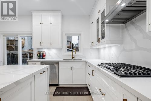 374 Gilpin Drive, Newmarket (Woodland Hill), ON - Indoor Photo Showing Kitchen With Upgraded Kitchen