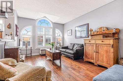 112 Crompton Drive, Barrie, ON - Indoor Photo Showing Living Room