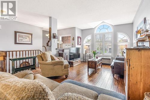 112 Crompton Drive, Barrie (Little Lake), ON - Indoor Photo Showing Living Room