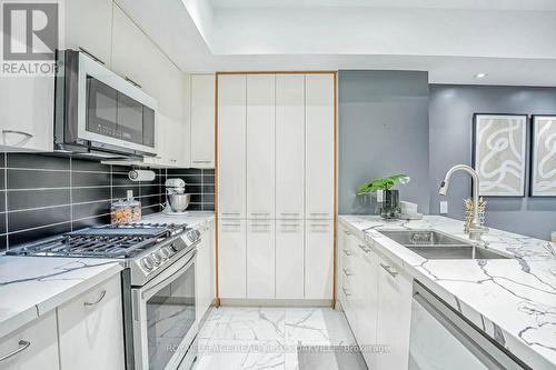 28 - 19 Valhalla Inn Road, Toronto (Islington-City Centre West), ON - Indoor Photo Showing Kitchen With Double Sink With Upgraded Kitchen