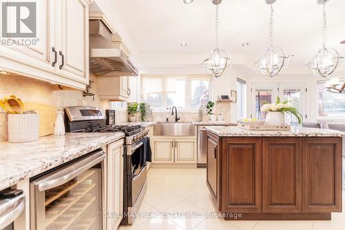 64 Banington Cres Crescent, Brampton (Snelgrove), ON - Indoor Photo Showing Kitchen With Upgraded Kitchen