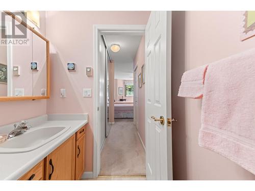 945 Lawrence Avenue Unit# 104, Kelowna, BC - Indoor Photo Showing Bathroom