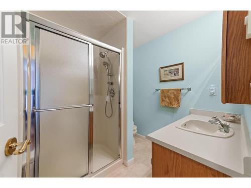 945 Lawrence Avenue Unit# 104, Kelowna, BC - Indoor Photo Showing Bathroom