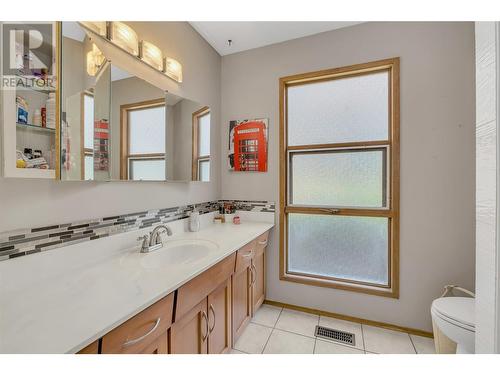 986 Nassau Crescent, Kelowna, BC - Indoor Photo Showing Bathroom