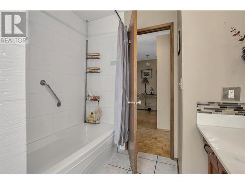 986 Nassau Crescent, Kelowna, BC - Indoor Photo Showing Bathroom