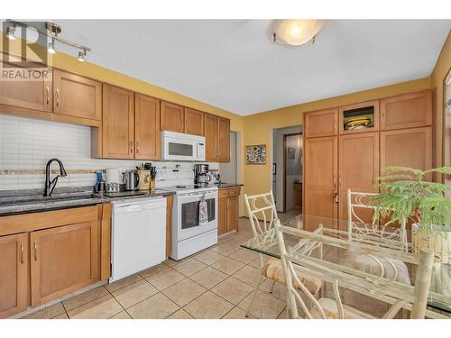 986 Nassau Crescent, Kelowna, BC - Indoor Photo Showing Kitchen