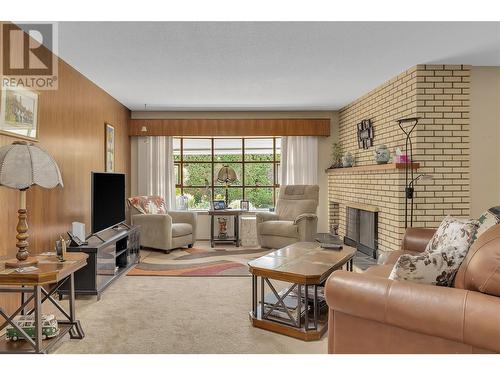 986 Nassau Crescent, Kelowna, BC - Indoor Photo Showing Living Room With Fireplace