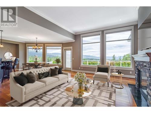 1102 Hume Avenue, Kelowna, BC - Indoor Photo Showing Living Room With Fireplace