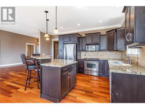 1102 Hume Avenue, Kelowna, BC - Indoor Photo Showing Kitchen With Upgraded Kitchen