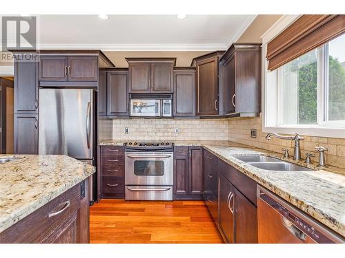 1102 Hume Avenue, Kelowna, BC - Indoor Photo Showing Kitchen With Double Sink