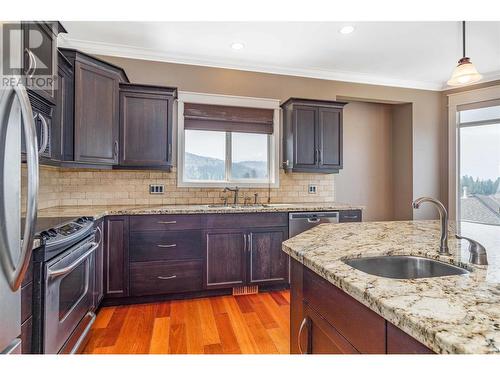 1102 Hume Avenue, Kelowna, BC - Indoor Photo Showing Kitchen With Upgraded Kitchen