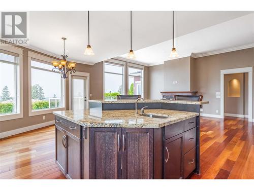 1102 Hume Avenue, Kelowna, BC - Indoor Photo Showing Kitchen