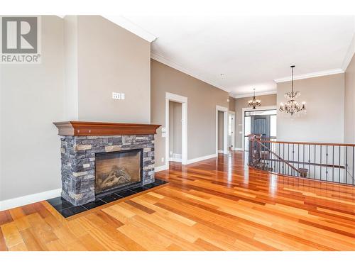 1102 Hume Avenue, Kelowna, BC - Indoor Photo Showing Living Room With Fireplace