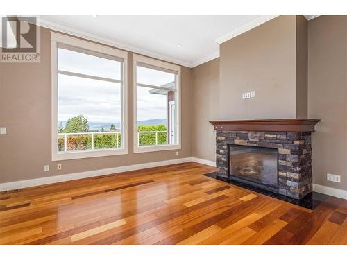 1102 Hume Avenue, Kelowna, BC - Indoor Photo Showing Living Room With Fireplace