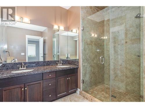 1102 Hume Avenue, Kelowna, BC - Indoor Photo Showing Bathroom