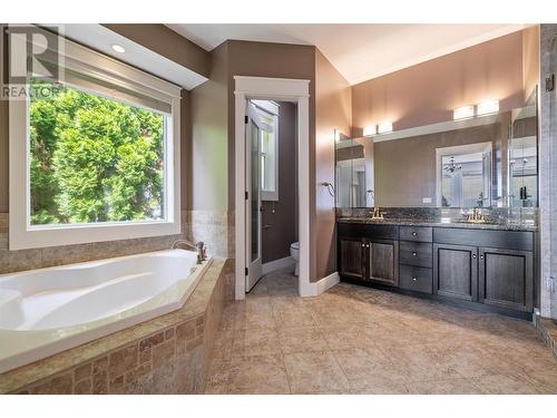 1102 Hume Avenue, Kelowna, BC - Indoor Photo Showing Bathroom