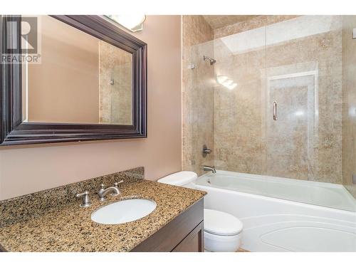 1102 Hume Avenue, Kelowna, BC - Indoor Photo Showing Bathroom