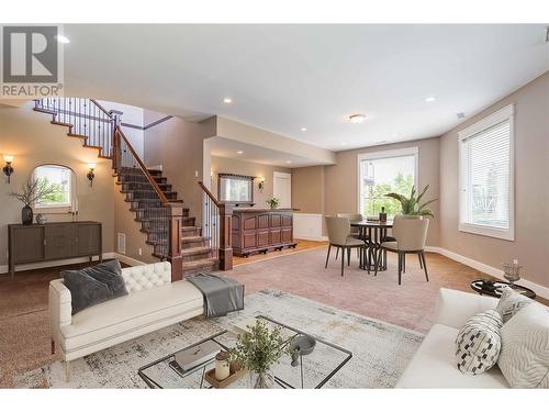 1102 Hume Avenue, Kelowna, BC - Indoor Photo Showing Living Room