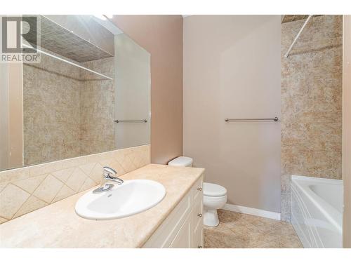 1102 Hume Avenue, Kelowna, BC - Indoor Photo Showing Bathroom