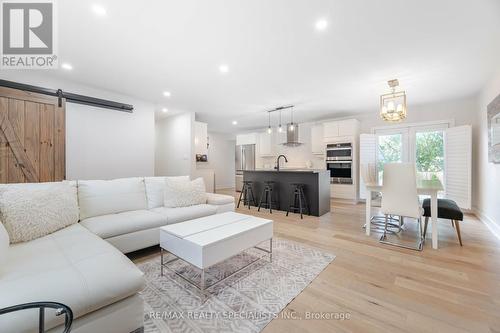 136 Boxley Road, Burlington, ON - Indoor Photo Showing Living Room