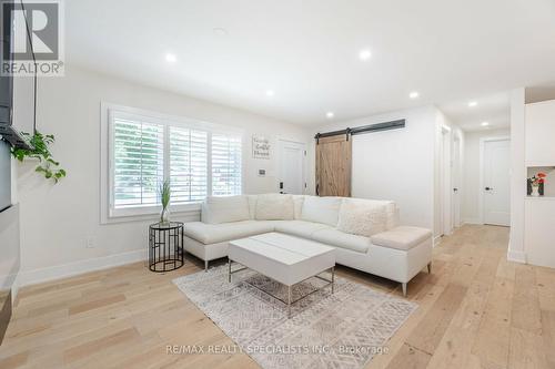 136 Boxley Road, Burlington, ON - Indoor Photo Showing Living Room