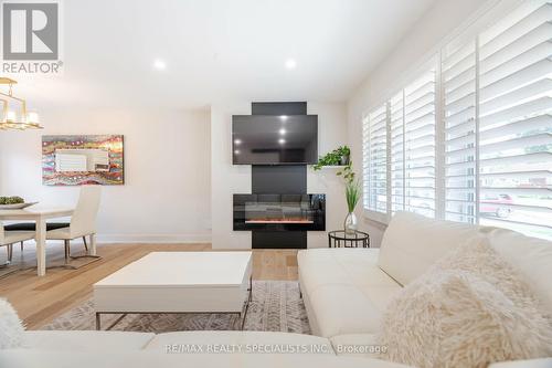 136 Boxley Road, Burlington, ON - Indoor Photo Showing Living Room