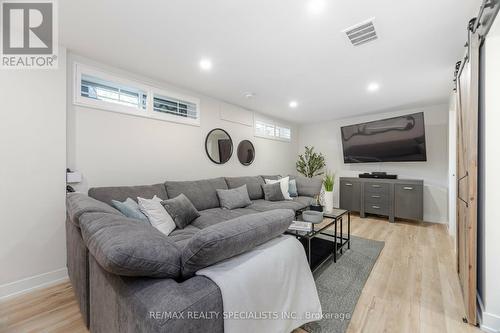 136 Boxley Road, Burlington, ON - Indoor Photo Showing Living Room