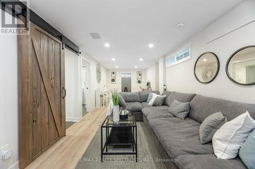 136 Boxley Road, Burlington, ON - Indoor Photo Showing Living Room