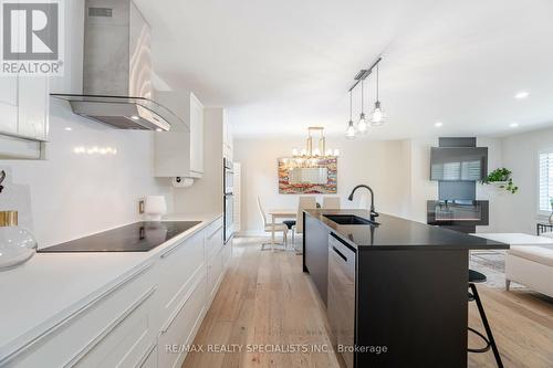 136 Boxley Road, Burlington (Appleby), ON - Indoor Photo Showing Kitchen With Upgraded Kitchen