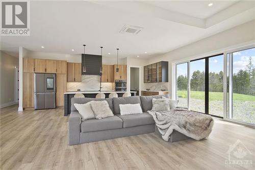 7433 Dwyer Hill Road, Ottawa, ON - Indoor Photo Showing Living Room