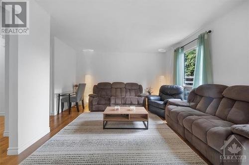 3603 Aladdin Lane, Ottawa, ON - Indoor Photo Showing Living Room