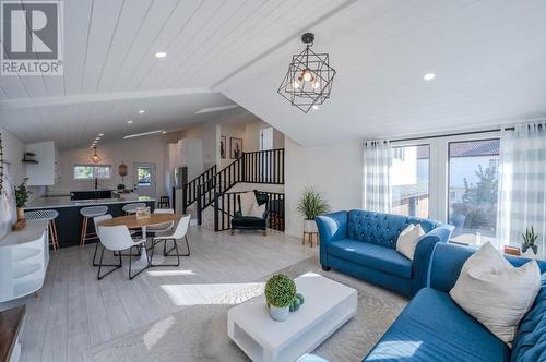 9504 Hummingbird Lane, Osoyoos, BC - Indoor Photo Showing Living Room