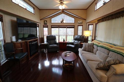 321 Copper Avenue N Unit# 55, Greenwood, BC - Indoor Photo Showing Living Room