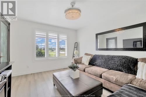 6060 Catherine Duransky Drive, Essex, ON - Indoor Photo Showing Living Room