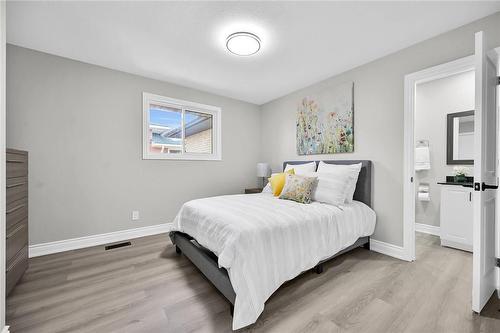 170 Cedardale Avenue, Stoney Creek, ON - Indoor Photo Showing Bedroom